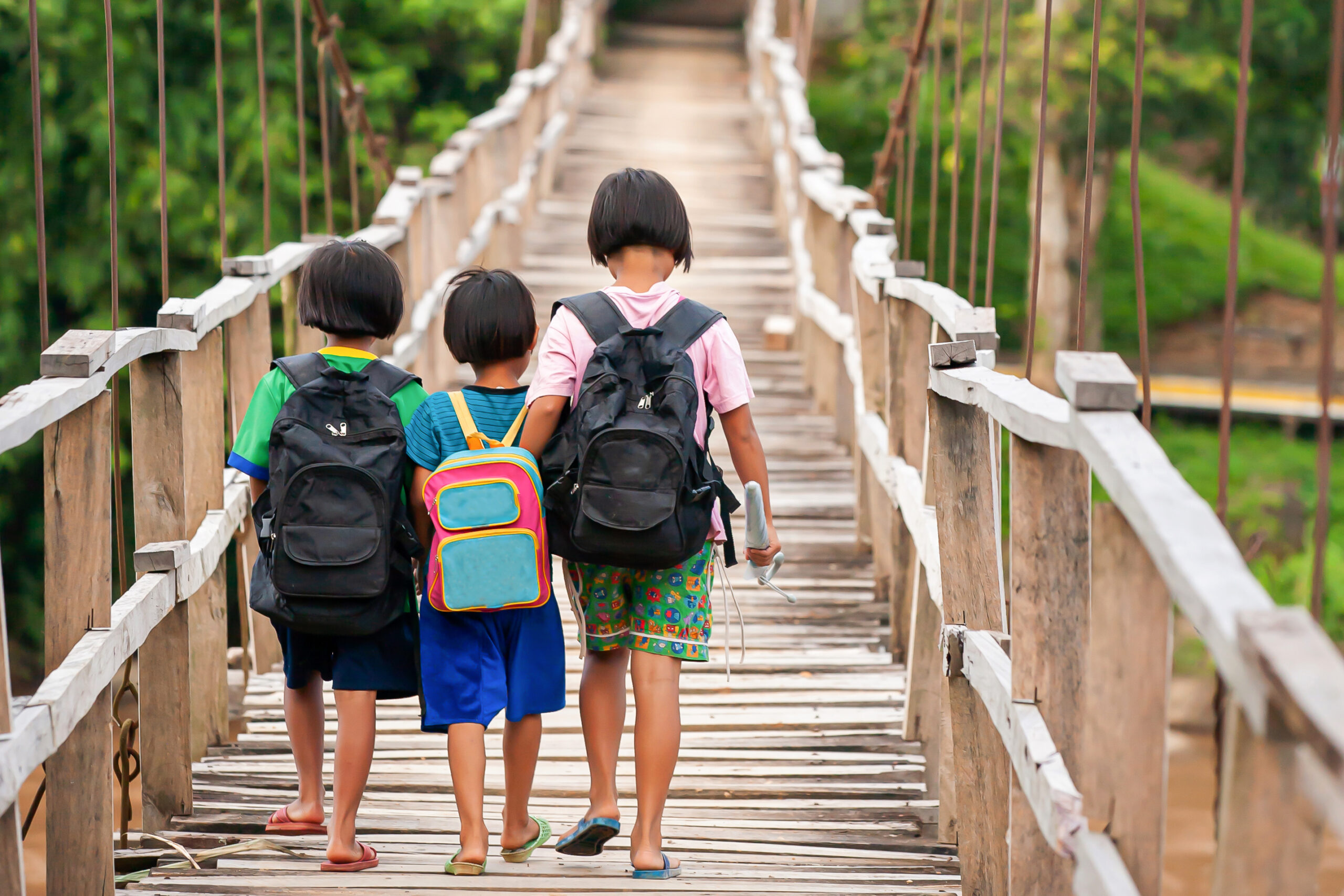 Kinder in Myanmar setzen ihren Kampf für ihr Recht auf Bildung in Thailand fort