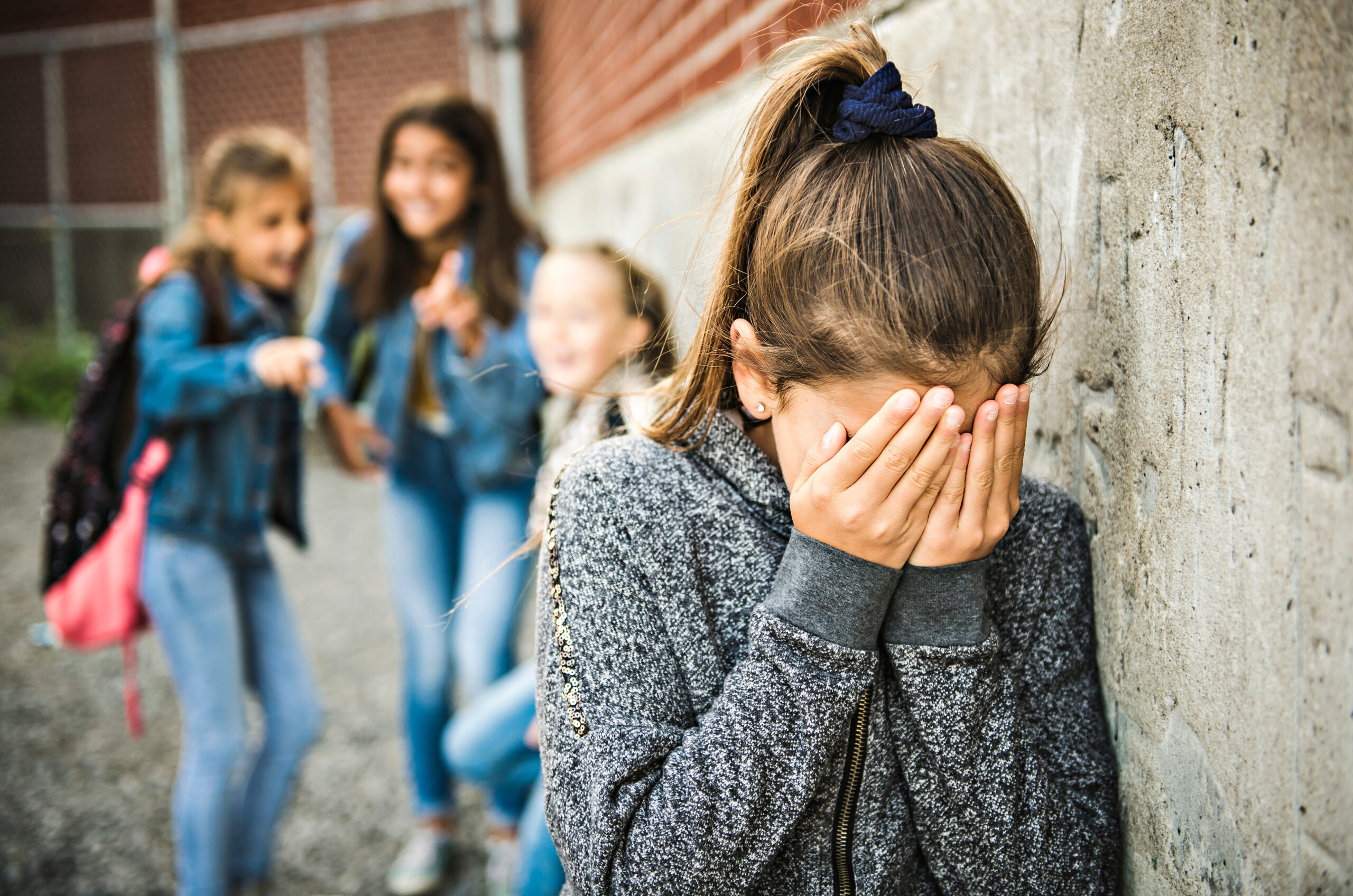 Physische und virtuelle Gewalt („Mobbing“) an Schulen: Ein weltweites Problem, das angegangen werden muss