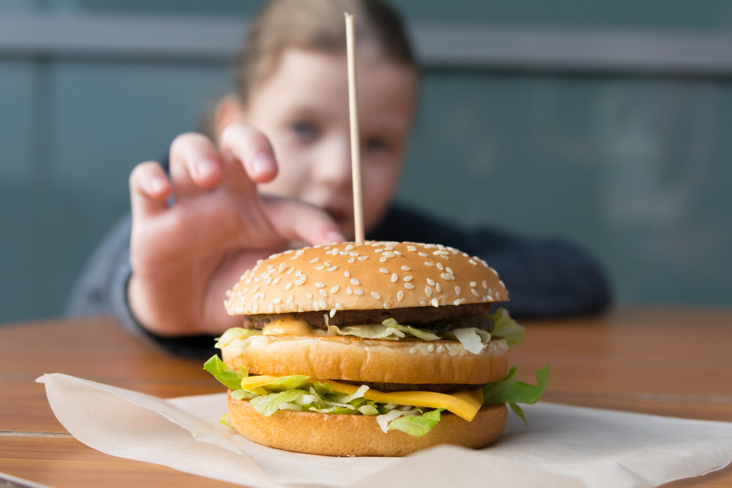 Verbesserung der Ernährungsumgebungen zum Schutz des Kinderrechts auf Nahrung