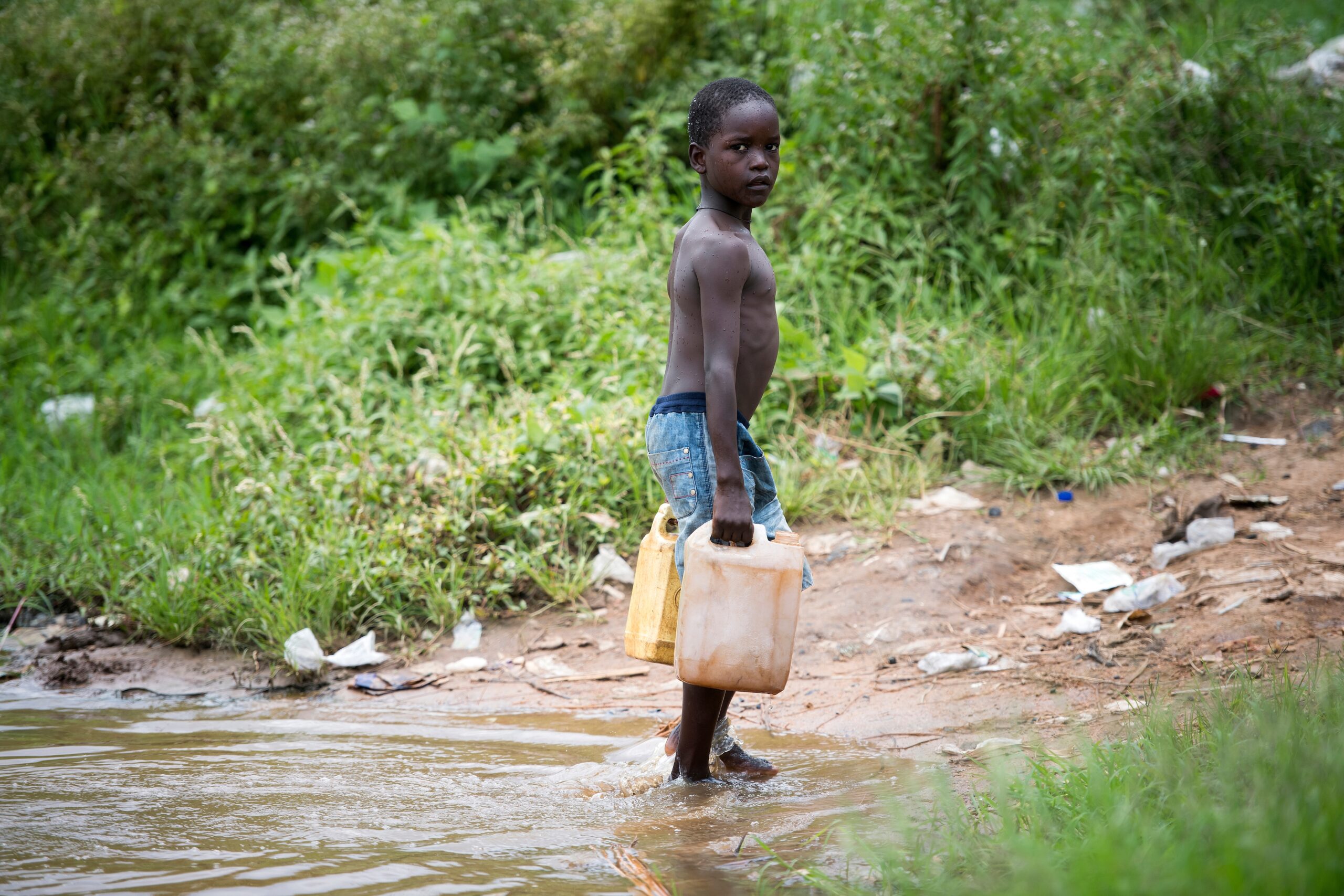 Erdölförderung in Uganda und ihre Auswirkungen auf die Rechte von Kindern
