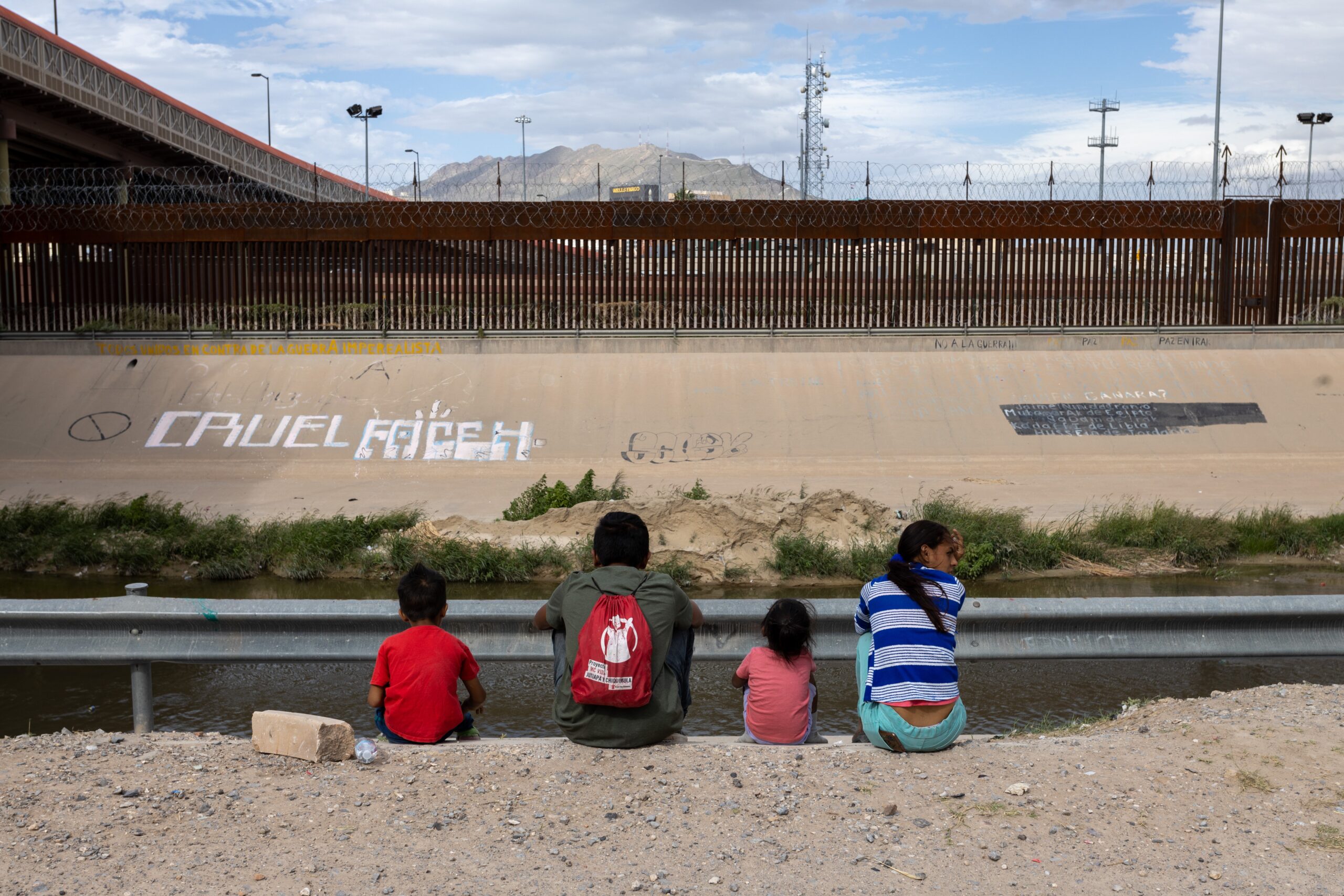 Die Inhaftierung von Kindermigranten in Wüstenlagern an der Grenze zwischen den USA und Mexiko
